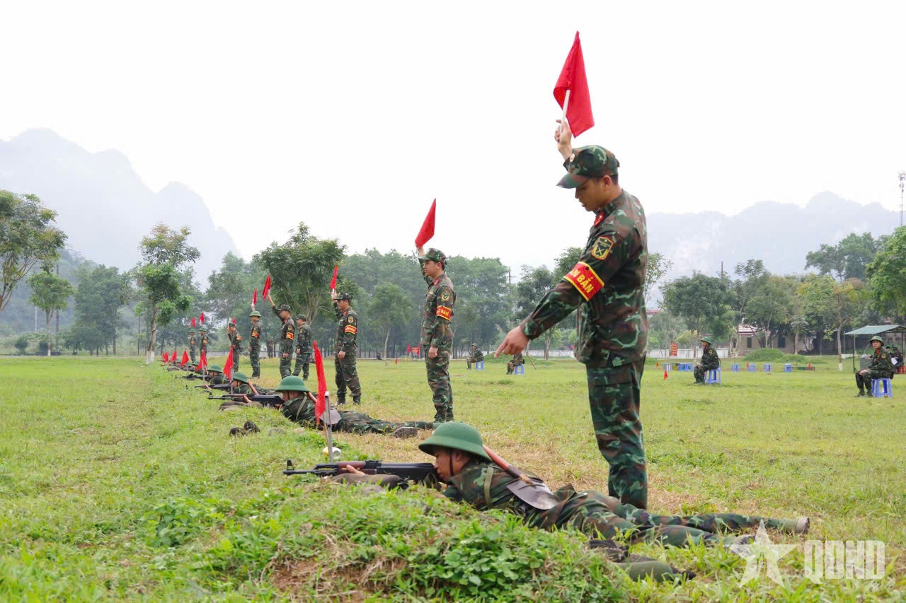 Chiến sĩ mới Trung đoàn 877 vững vàng, tự tin trong kiểm tra bắn đạn thật